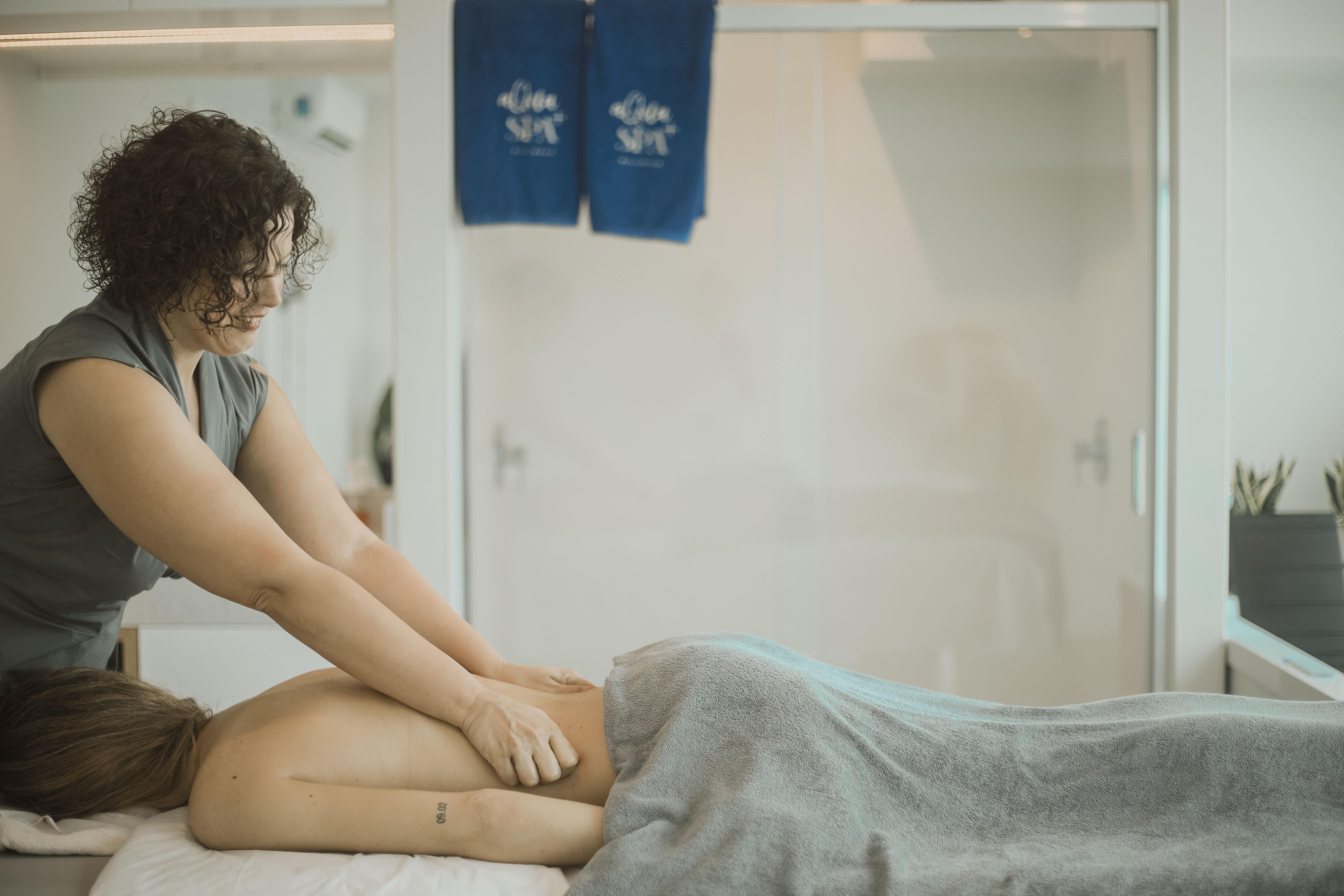 Arrecife Gran Hotel & Spa Luaran gambar A massage therapist treating a patient