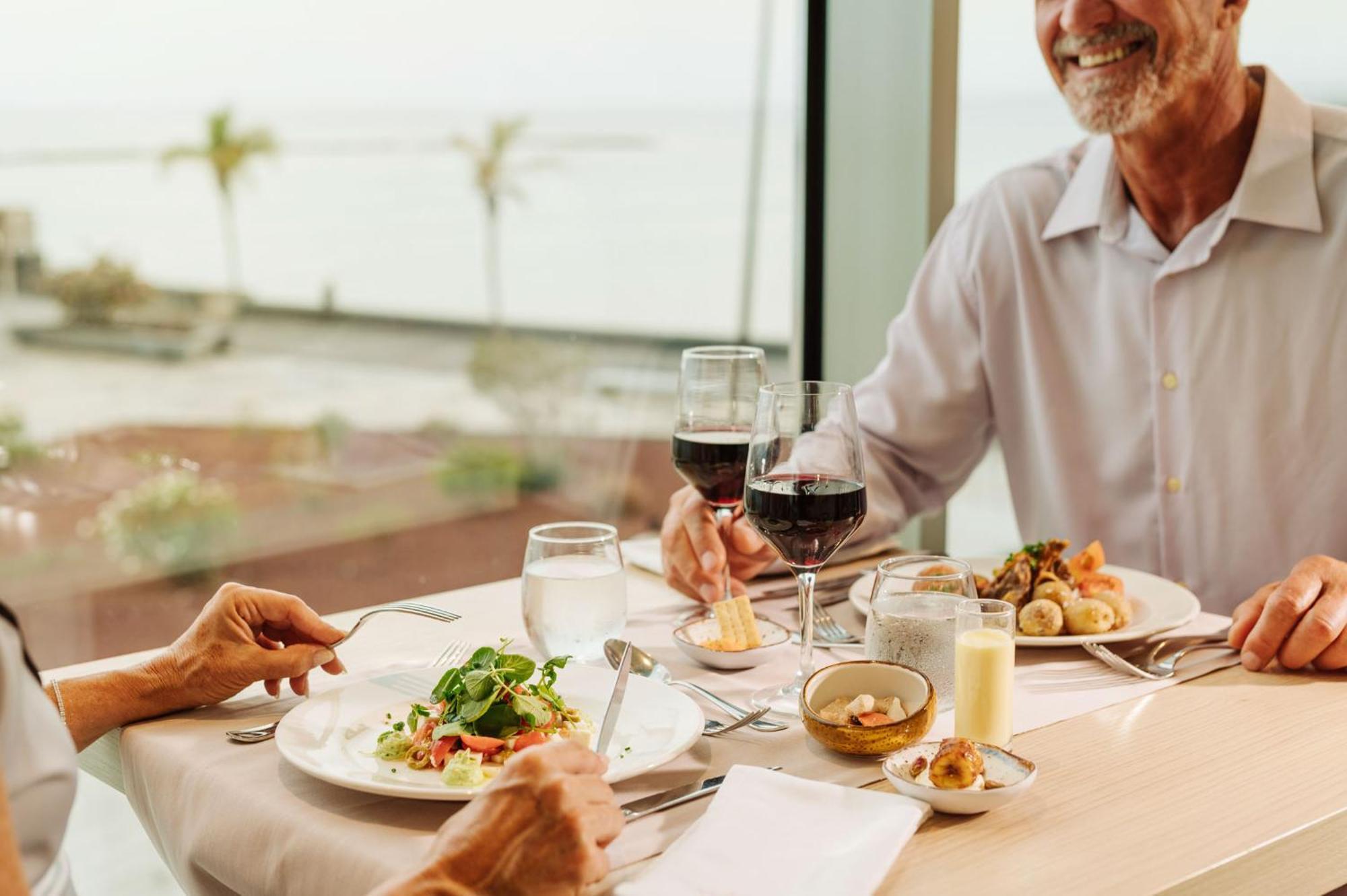 Arrecife Gran Hotel & Spa Luaran gambar A man dining
